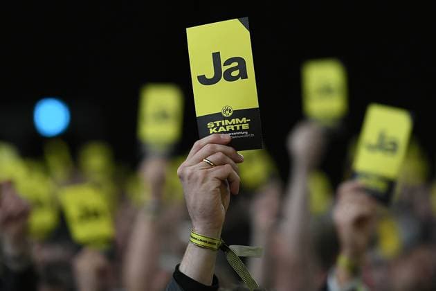Borussia Dortmund General Meeting on 23 11 2025 in the Westfalenhalle in Dortmund Members show their voting cards during the vote xRx