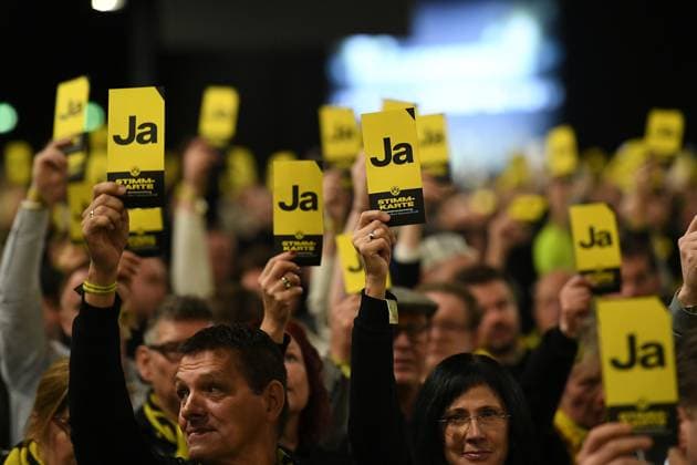 Borussia Dortmund General Meeting on 23 11 2025 in the Westfalenhalle in Dortmund Members show their voting cards during the vote xRx