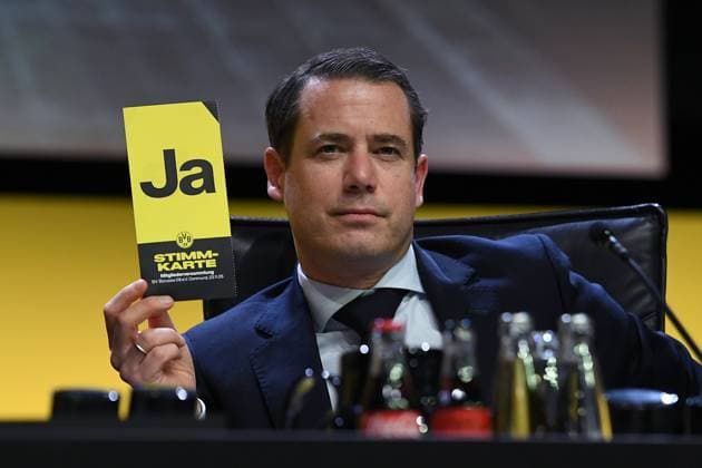 General Meeting Borussia Dortmund on 23 11 2025 in the Westfalenhalle in Dortmund Lars Ricken Management Dortmund shows a voting card xRx