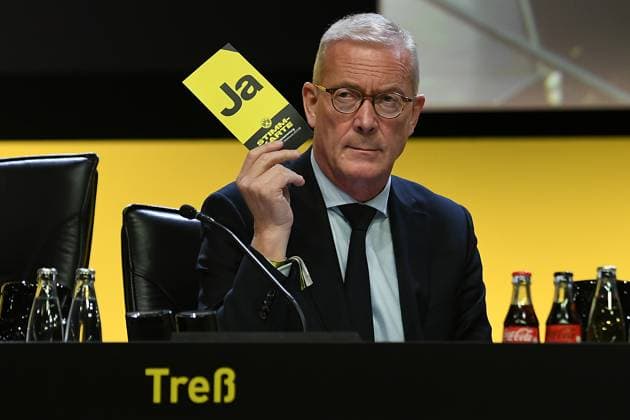 General Meeting Borussia Dortmund on 23 11 2025 in the Westfalenhalle in Dortmund Thomas Treß Management Dortmund shows a voting card xRx