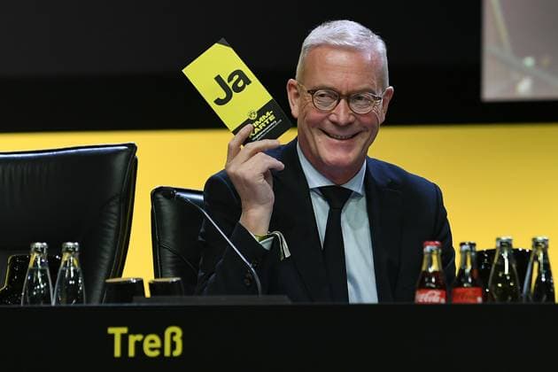 General Meeting Borussia Dortmund on 23 11 2025 in the Westfalenhalle in Dortmund Thomas Treß Management Dortmund shows a voting card xRx