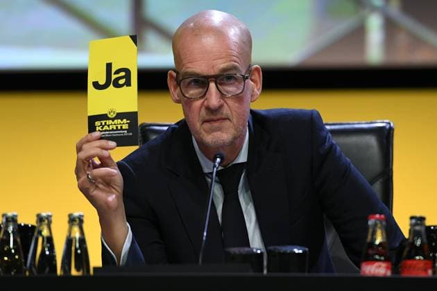 General Meeting Borussia Dortmund on 23 11 2025 in the Westfalenhalle in Dortmund Carsten Cramer Management Dortmund shows a voting card xRx