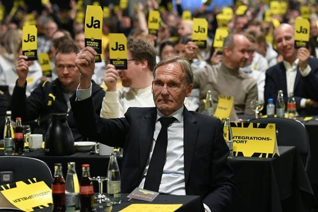 General Meeting Borussia Dortmund on 23 11 2025 in the Westfalenhalle in Dortmund Hans Joachim Watzke Chairman of the Management Dortmund with voting card during voting xRx