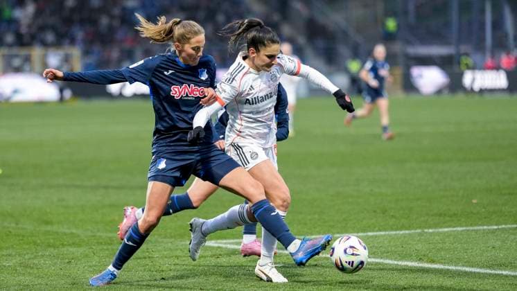 v li Lisann Kaut TSG, 4 sees after this duel with Jovana Damnjanovic FCB, 9 the yellow red card, sending off, sending off, second yellow card, highlight, match scene, game scene, duel, duel, tackle, tackling, dynamics, action, action, foul, foul play, when fouling, 23 11 2025, Sinsheim Hoffenheim Germany , football, Google Pixel Women Bundesliga, TSG 1899 Hoffenheim FC Bayern Munich, DFB DFL REGULATIONS PROHIBIT ANY USE OF PHOTOGRAPHS AS IMAGE SEQUENCES AND OR QUASI VIDEO xozx