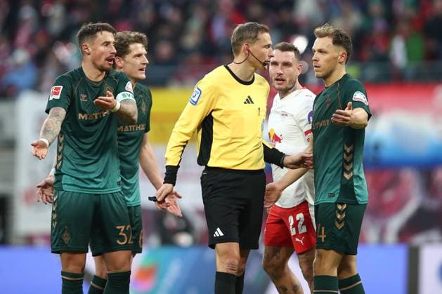 23 11 2025, xtgx, Soccer 1 Bundesliga RB Leipzig SV Werder Bremen emspor, v l Senne Lynen Bremen, 14 discussed with referee, referee, referee Martin Petersen DFL DFB REGULATIONS PROHIBIT ANY USE OF PHOTOGRAPHS as IMAGE SEQUENCES and or QUASI VIDEO Leipzig
