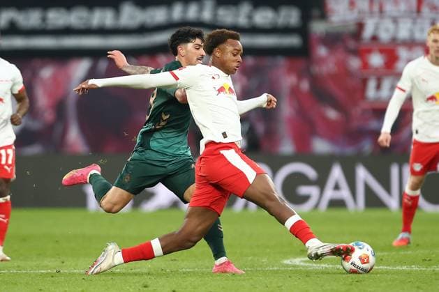 23 11 2025, xtgx, Soccer 1 Bundesliga RB Leipzig SV Werder Bremen emspor, v l Assan Ouedraogo Leipzig, 20 am Ball, plays the ball DFL DFB REGULATIONS PROHIBIT ANY USE OF PHOTOGRAPHS as IMAGE SEQUENCES and or QUASI VIDEO Leipzig