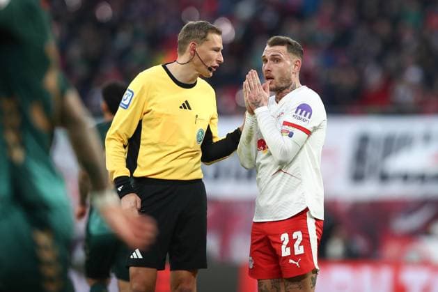 23 11 2025, xtgx, Soccer 1 Bundesliga RB Leipzig SV Werder Bremen emspor, v l David Raum Leipzig, 22 discussed with referee, referee, referee Martin Petersen DFL DFB REGULATIONS PROHIBIT ANY USE OF PHOTOGRAPHS as IMAGE SEQUENCES and or QUASI VIDEO Leipzig
