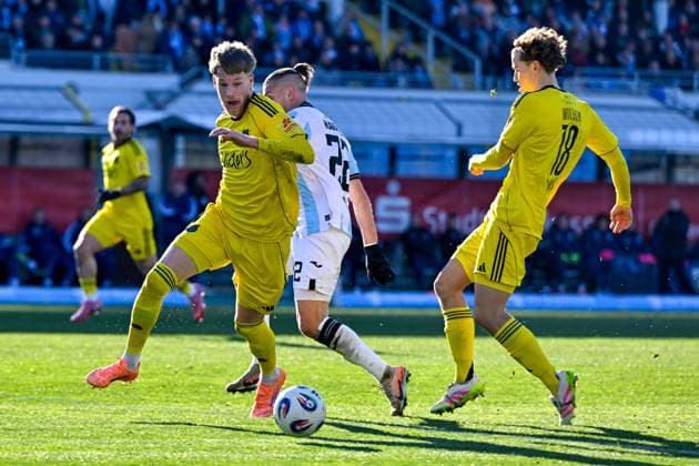 from left Joel Bichsel Saarbruecken, 27 Sigurd Haugen TSV 1860, 22 Lasse Wilhelm Saarbruecken, 18 in duel, duel, tackle, dynamics, action, 23 11 2025, Munich Germany , Football, 3 Liga, TSV 1860 München 1 FC Saarbrücken, DFB DFL REGULATIONS PROHIBIT ANY USE OF PHOTOGRAPHS AS IMAGE SEQUENCES AND OR QUASI VIDEO xslx