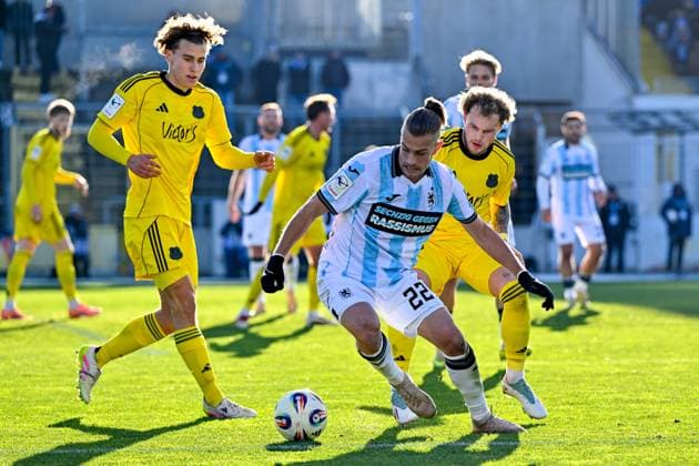 from left Lasse Wilhelm Saarbruecken, 18 Sigurd Haugen TSV 1860, 22 Philip Fahrner Saarbruecken, 2 in duel, duel, tackle, dynamics, action, 23 11 2025, Munich Germany , Football, 3 Liga, TSV 1860 München 1 FC Saarbrücken, DFB DFL REGULATIONS PROHIBIT ANY USE OF PHOTOGRAPHS AS IMAGE SEQUENCES AND OR QUASI VIDEO xslx