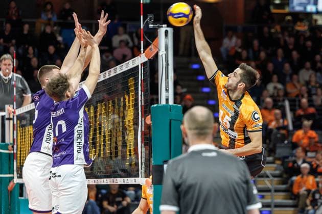 23 11 25, Berlin, Volleyball 1 Bundesliga, Men, Matchday 8, BR Volleys ASV Dachau, Max Schmeling Halle Moritz Reichert BR Volleys plays the ball over the net BR Volleys ASV Dachau