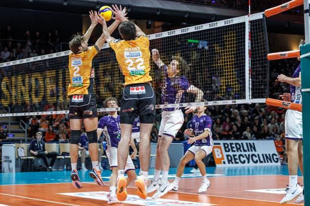 23 11 25, Berlin, Volleyball 1 Bundesliga, Men, Matchday 8, BR Volleys ASV Dachau, Max Schmeling Halle Jake Hanes BR Volleys and Matthew Knigge BR Volleys block the attack BR Volleys ASV Dachau
