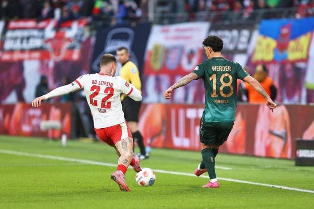 Leipzig, Saxony, Germany, 23 11 2025 Red Bull Arena 11 Matchday, Season 2025 26, 1 Soccer Bundesliga RB Leipzig SV Werder Bremen David Raum 22, RBL and Cameron Puertas 18, Werder Bremen in duel Copyright: xdtsxNachrichtenagenturx dts_94838