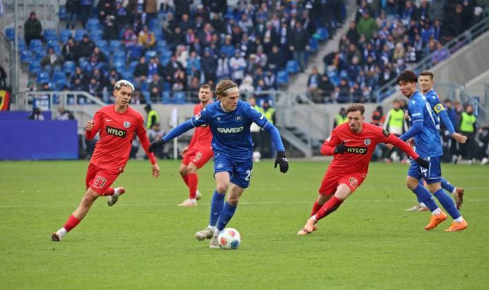 23 11 2025, Football, Men, 2 Bundesliga, Season 2025 2026, Karlsruher SC SV 07 Elversberg, Frederik Schmahl SV 07 Elversberg David Herold Karlsruher SC Luca Schnellbacher SV 07 Elversberg Karlsruhe BBBank Wildpark Baden Württemberg Germany DEU Copyright: xFabianxKleerx