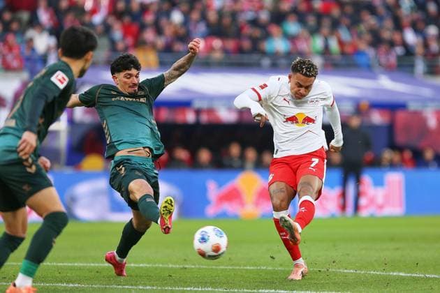 Leipzig, Saxony, Germany, 23 11 2025 Red Bull Arena 11 Matchday, Season 2025 26, 1 Soccer Bundesliga RB Leipzig SV Werder Bremen Cameron Puertas 18, Werder Bremen tries to block a shot by Antonio Nusa 7, RBL Copyright: xdtsxNachrichtenagenturx dts_94840