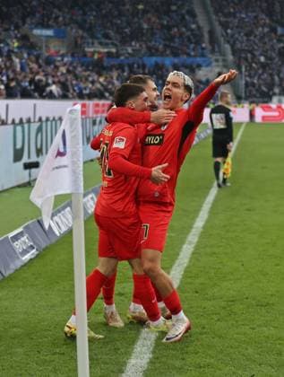 23 11 2025, Football, Men, 2 Bundesliga, Season 2025 2026, Karlsruher SC SV 07 Elversberg, SV 07 Elversberg celebrating after the winning goal to 2 3 by Felix Keidel SV 07 Elversberg , Lukasz Poreba SV 07 Elversberg and Frederik Schmahl SV 07 Elversberg celebrate with the scorer of the winning goal Karlsruhe BBBank Wildpark Baden Württemberg Germany DEU Copyright: xFabianxKleerx