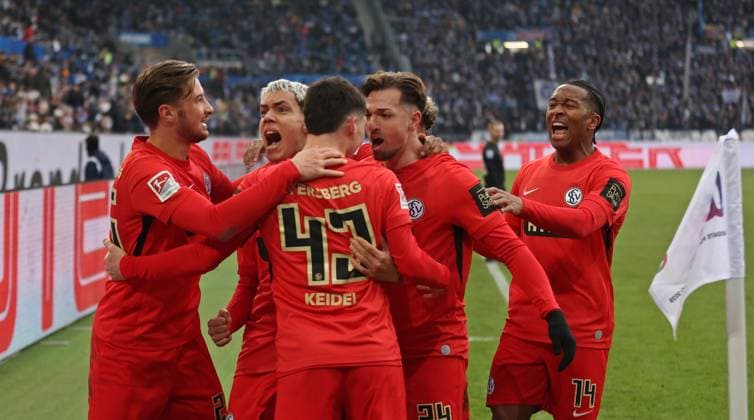 23 11 2025, Football, Men, 2 Bundesliga, Season 2025 2026, Karlsruher SC SV 07 Elversberg, SV 07 Elversberg celebrating after the winning goal to 2 3 by Felix Keidel SV 07 Elversberg Karlsruhe BBBank Wildpark Baden Württemberg Germany DEU Copyright: xFabianxKleerx