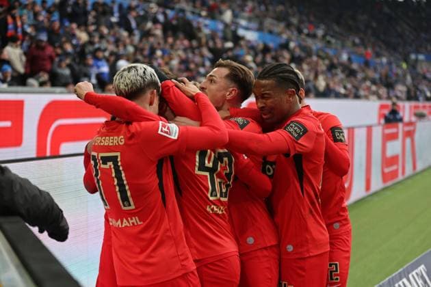 23 11 2025, Football, Men, 2 Bundesliga, Season 2025 2026, Karlsruher SC SV 07 Elversberg, SV 07 Elversberg celebrating after the winning goal to 2 3 by Felix Keidel SV 07 Elversberg Karlsruhe BBBank Wildpark Baden Württemberg Germany DEU Copyright: xFabianxKleerx
