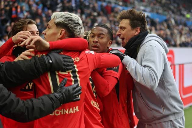 23 11 2025, Football, Men, 2 Bundesliga, Season 2025 2026, Karlsruher SC SV 07 Elversberg, SV 07 Elversberg celebrating after the winning goal to 2 3 by Felix Keidel SV 07 Elversberg , Coach Vincent Wagner SV 07 Elversberg cheers with the team Karlsruhe BBBank Wildpark Baden Württemberg Germany DEU Copyright: xFabianxKleerx