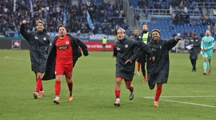 23 11 2025, Football, Men, 2 Bundesliga, Season 2025 2026, Karlsruher SC SV 07 Elversberg, The players of SV 07 Elversberg run into the fan curve after the game and celebrate the victory with the fans, Maximilian Rohr SV 07 Elversberg , Luca Schnellbacher SV 07 Elversberg , Frederik Schmahl SV 07 Elversberg and Bambase Conte SV 07 Elversberg Karlsruhe BBBank Wildpark Baden Württemberg Germany DEU Copyright: xFabianxKleerx