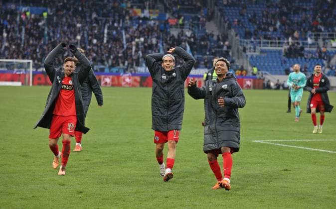 23 11 2025, Football, Men, 2 Bundesliga, Season 2025 2026, Karlsruher SC SV 07 Elversberg, The players of SV 07 Elversberg run into the fan curve after the game and celebrate the victory with the fans, Luca Schnellbacher SV 07 Elversberg , Frederik Schmahl SV 07 Elversberg and Bambase Conte SV 07 Elversberg Karlsruhe BBBank Wildpark Baden Württemberg Germany DEU Copyright: xFabianxKleerx