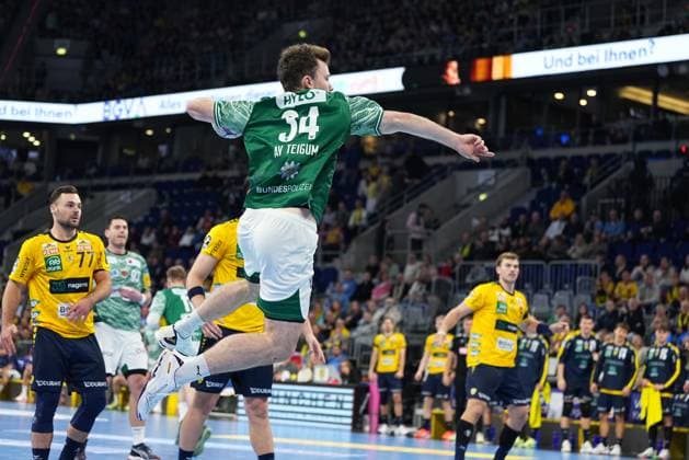 Hákun West av Teigum 34 Füchse Berlin jumps for the throw while Steven Plucnar Jacobsen 9 Rhein Neckar Löwen defends 1 Handball Bundesliga Rhein Neckar Löwen vs Füchse Berlin 23 11 2025 Copyright: xSpeedshotx