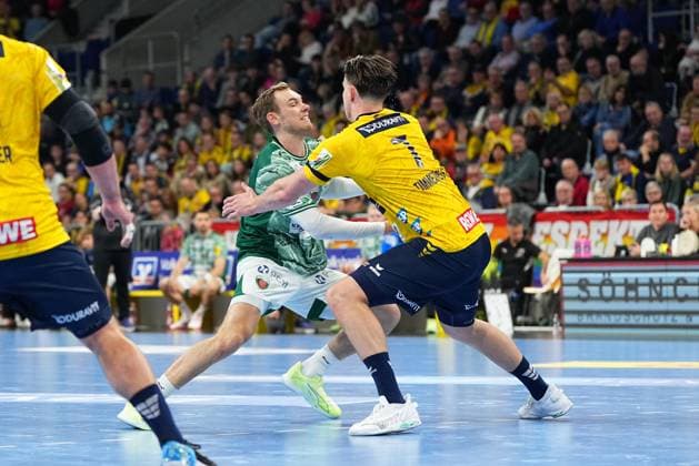 Max Darj 5 Füchse Berlin fights Robert Timmermeister 7 Rhein Neckar Löwen for the ball 1 Handball Bundesliga Rhein Neckar Löwen vs Füchse Berlin 23 11 2025 Copyright: xSpeedshotx