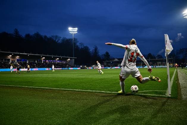 Klara Bühl 17 FC Bayern München takes a corner kick while other players from FC Bayern München and TSG Hoffenheim Women watch the pitch Corner kick by Klara Bühl 17 FC Bayern München Copyright: xspeedshotx