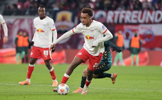 Assan Ouedraogo on the ball duel match scene action sport soccer soccer DFL Bundesliga men 11 matchday season 2025 2026 23 11 2025 RasenBallsport RB Leipzig RBL vs SV Werder Bremen SVW in the RedBull Arena DFL regulations prohibit any use of photographs as image sequences and or quasi video