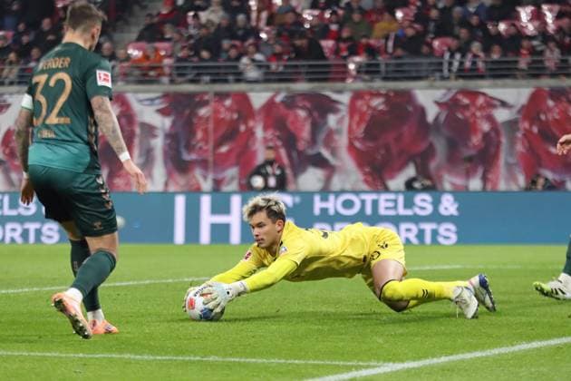 1 Soccer Bundesliga RB Leipzig vs Werder Bremen, 23 11 2025 LEIPZIG, GERMANY NOVEMBER 23 Goalkeeper Mio Backhaus 30, Werder Bremen grabs the ball during the Bundesliga match between RB Leipzig vs Werder Bremen at Red Bull Arena on matchday 11 of 1 Bundesliga on November 23, 2025 in Leipzig, Germany DFL REGULATIONS PROHIBIT ANY USE OF PHOTOGRAPHS AS IMAGE SEQUENCES AND OR QUASI VIDEO Copyright: xBEAUTIFULxSPORTS JanxKaeferx