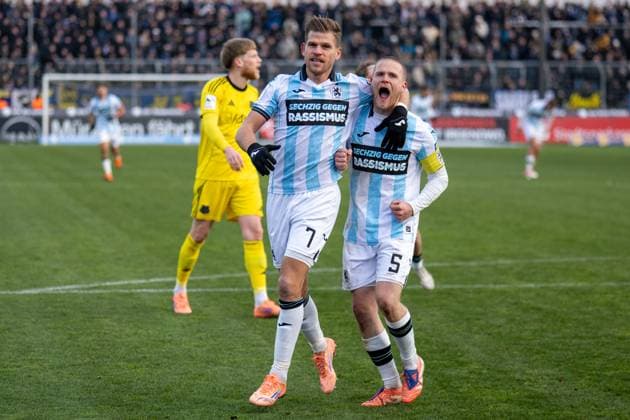 Goal celebration for 2 0 penalty goal, Florian Niederlechner 7 TSV 1860 Muenchen , Thore Jacobson 5 TSV 1860 Muenchen , TSV 1860 Muenchen vs 1 FC Saarbruecken, 3 Liga, 15 Spieltag, 23 11 2025 DFB regulations prohibit any use of photographs as image sequences and or quasi video Muenchen Bayern Germany Copyright: xkolbert-press UlrichxGamelx