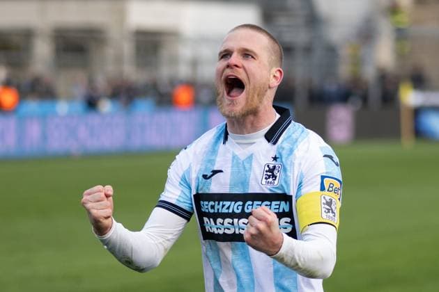 Goal celebration for the 2 0 penalty goal, Thore Jacobson 5 TSV 1860 Muenchen , TSV 1860 Muenchen vs 1 FC Saarbruecken, 3 Liga, 15 Spieltag, 23 11 2025 DFB regulations prohibit any use of photographs as image sequences and or quasi video Muenchen Bayern Germany Copyright: xkolbert-press UlrichxGamelx