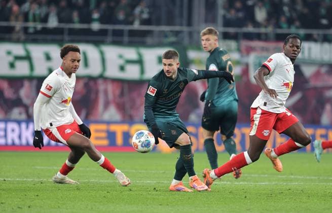 Assan Ouedraogo, Romano Schmid on the ball, Castello Lukeba duel Match scene Action Sport Football Soccer DFL Bundesliga Men 11 Matchday Season 2025 2026 23 11 2025 RasenBallsport RB Leipzig RBL vs SV Werder Bremen SVW in the RedBull Arena DFL regulations prohibit any use of photographs as image sequences and or quasi video