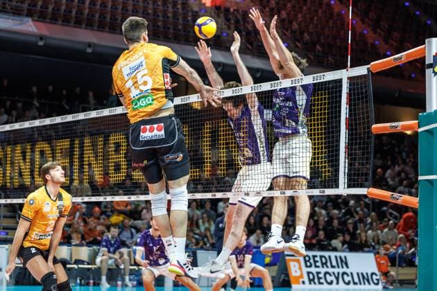 23 11 25, Berlin, Volleyball 1 Bundesliga, Men, Matchday 8, BR Volleys ASV Dachau, Max Schmeling Halle Moritz Reichert BR Volleys plays the ball over the net BR Volleys ASV Dachau