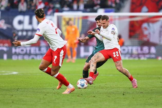 Leipzig, Saxony, Germany, 23 11 2025 Red Bull Arena 11 Matchday, Season 2025 26, 1 Soccer Bundesliga RB Leipzig SV Werder Bremen Cameron Puertas 18, Werder Bremen and David Raum 22, RBL in duel Antonio Nusa 7, RBL watching Copyright: xdtsxNachrichtenagenturx dts_94842