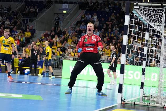 David Späth 29 Rhein Neckar Löwen cheers emotionally in goal, Haukur Thrastarson 25 Rhein Neckar Löwen stands in the background 1 Handball Bundesliga Rhein Neckar Löwen vs Füchse Berlin 23 11 2025 Copyright: xSpeedshotx