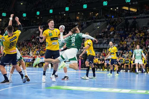 Robert Timmermeister 7 Rhein Neckar Löwen attempts a throw while Lukas Sandell 11 Rhein Neckar Löwen and Manuel ätrlek 7 Füchse Berlin defend 1 Handball Bundesliga Rhein Neckar Löwen vs Füchse Berlin 23 11 2025 Copyright: xSpeedshotx