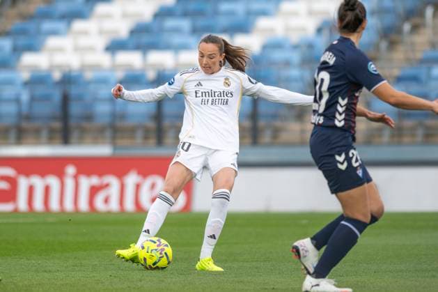November 23, 2025, Madrid, Madrid, Spain: CAROLINE WEIR of Real Madrid Femenino CF shoots for goal during the Spanish Women League, Liga F, football match played between REAL MADRID Womens and SD EIBAR at Alfredo Di Stefano stadium on November 23, 2025, in Valdebebas, Madrid, Spain. Madrid Spain - ZUMAc312 20251123_zsp_c312_007 Copyright: xOscarxManuelxSanchezx