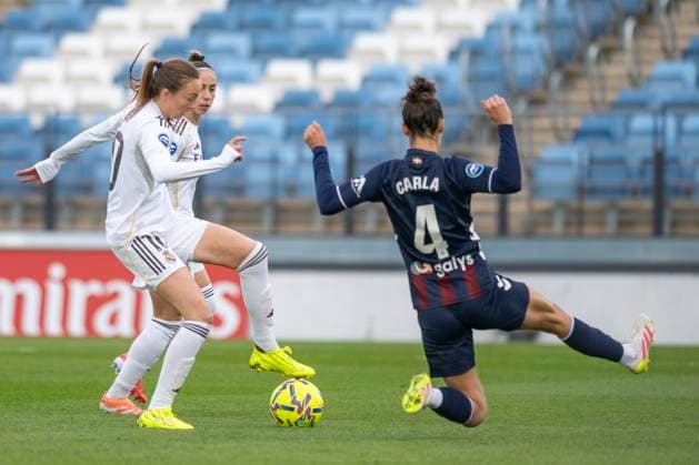 November 23, 2025, Madrid, Madrid, Spain: CAROLINE WEIR of Real Madrid Femenino CF controls the ball during the Spanish Women League, Liga F, football match played between REAL MADRID Womens and SD EIBAR at Alfredo Di Stefano stadium on November 23, 2025, in Valdebebas, Madrid, Spain. Madrid Spain - ZUMAc312 20251123_zsp_c312_011 Copyright: xOscarxManuelxSanchezx