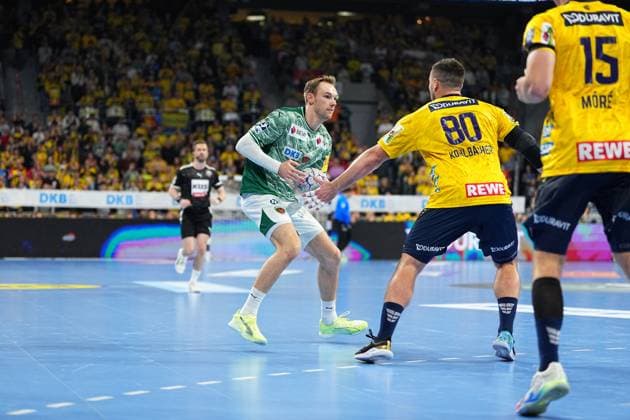 David More 15 Rhein Neckar Löwen and Max Darj 5 Füchse Berlin fight for the ball 1 Handball Bundesliga Rhein Neckar Löwen vs Füchse Berlin 23 11 2025 Copyright: xSpeedshotx