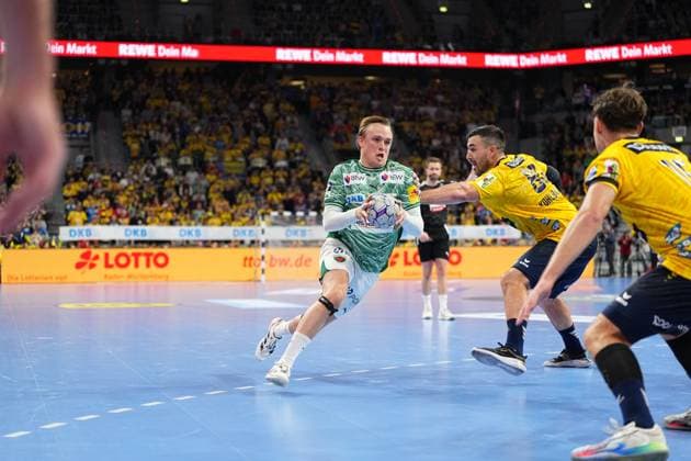 Jannik Kohlbacher 80 Rhein Neckar Löwen fights for the ball against two opponents 1 Handball Bundesliga Rhein Neckar Löwen vs Füchse Berlin 23 11 2025 Copyright: xSpeedshotx