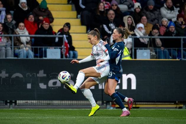 Katharina Naschenweng FC Bayern Muenchen, 19 in duel with Jill Janssens TSG Hoffenheim, 09 , GER, TSG 1899 Hoffenheim vs FC Bayern Muenchen, Football Google Pixel Frauen Bundesliga, 11 Spieltag, Saison 2025 2026, 23 11 2025 DFB regulations prohibit any use of photographs as image sequences and or quasi video GER, TSG 1899 Hoffenheim vs FC Bayern Muenchen, Football Google Pixel Frauen Bundesliga, 11 Spieltag, Saison 2025 2026, 23 11 2025 Hoffenheim Copyright: xEibner-Pressefoto Memmlerx EP_MMR