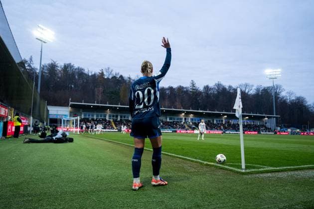 Laura Gloning TSG Hoffenheim, 20 at corner kick, GER, TSG 1899 Hoffenheim vs FC Bayern Muenchen, Football Google Pixel Frauen Bundesliga, 11 Spieltag, Saison 2025 2026, 23 11 2025 DFB regulations prohibit any use of photographs as image sequences and or quasi video GER, TSG 1899 Hoffenheim vs FC Bayern Muenchen, Football Google Pixel Frauen Bundesliga, 11 Spieltag, Saison 2025 2026, 23 11 2025 Hoffenheim Copyright: xEibner-Pressefoto Memmlerx EP_MMR