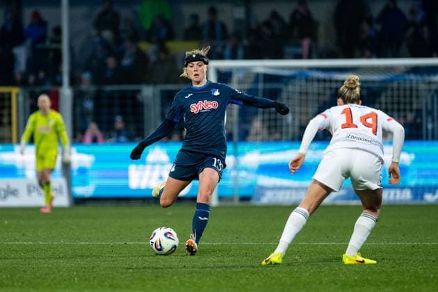 Wielle Douma TSG Hoffenheim, 13 on the ball, in front Alara Sehitler FC Bayern Muenchen, 14 , GER, TSG 1899 Hoffenheim vs FC Bayern Muenchen, Football Google Pixel Frauen Bundesliga, 11 Spieltag, Saison 2025 2026, 23 11 2025 DFB regulations prohibit any use of photographs as image sequences and or quasi video GER, TSG 1899 Hoffenheim vs FC Bayern Muenchen, Football Google Pixel Frauen Bundesliga, 11 Spieltag, Saison 2025 2026, 23 11 2025 Hoffenheim Copyright: xEibner-Pressefoto Memmlerx EP_MMR