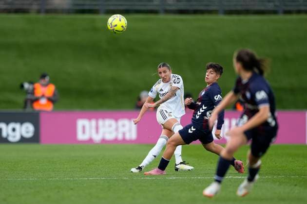 November 23, 2025, Valdebebas, Madrid, Spain: Sheila Garcia Gomez of Real Madrid CF in action during the Spanish Women League, Liga F Moeve, football match played between Real Madrid and SD Eibar at Alfredo Di Stefano stadium on November 23, 2025, in Valdebebas, Madrid, Spain. Valdebebas Spain - ZUMAa181 20251123_zaa_a181_074 Copyright: xOscarxJ.xBarrosox