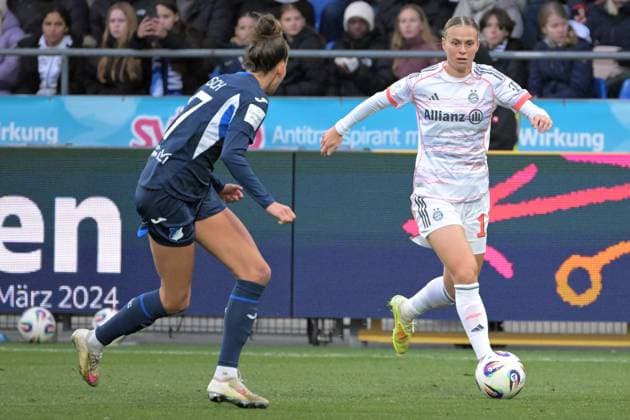 Klara Buehl FC Bayern Muenchen, 17 in duel with Franziska Harsch TSG 1899 Hoffenheim, 17 GER, TSG 1899 Hoffenheim vs FC Bayern Muenchen , Football, Google Pixel Frauen Bundesliga, Saison 2025 2026, 23 11 2025 DFB DFL regulations prohibit any use of photographs as image sequences and or quasi video GER, TSG 1899 Hoffenheim vs FC Bayern Muenchen , Football, Google Pixel Frauen Bundesliga, Saison 2025 2026, 23 11 2025 Hoffenheim Copyright: xEibner-Pressefoto TobiasxBaurx EP_TBR