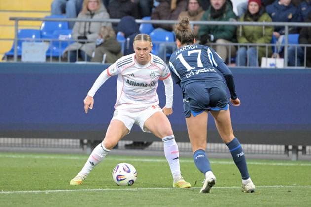 Klara Buehl FC Bayern Muenchen, 17 in duel with Franziska Harsch TSG 1899 Hoffenheim, 17 GER, TSG 1899 Hoffenheim vs FC Bayern Muenchen , Football, Google Pixel Frauen Bundesliga, Saison 2025 2026, 23 11 2025 DFB DFL regulations prohibit any use of photographs as image sequences and or quasi video GER, TSG 1899 Hoffenheim vs FC Bayern Muenchen , Football, Google Pixel Frauen Bundesliga, Saison 2025 2026, 23 11 2025 Hoffenheim Copyright: xEibner-Pressefoto TobiasxBaurx EP_TBR