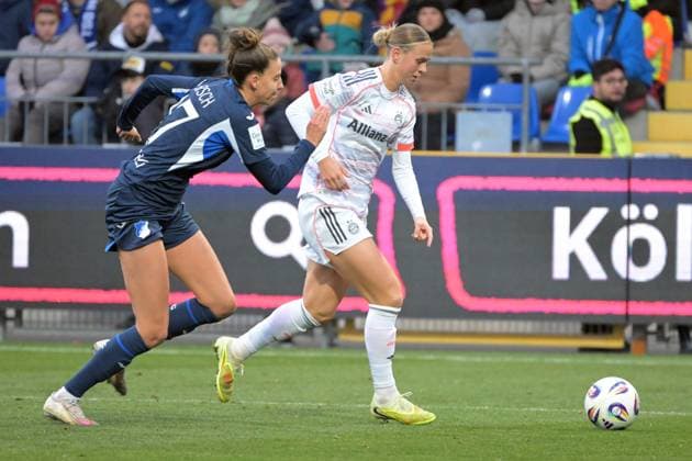 Klara Buehl FC Bayern Muenchen, 17 in duel with Franziska Harsch TSG 1899 Hoffenheim, 17 GER, TSG 1899 Hoffenheim vs FC Bayern Muenchen , Football, Google Pixel Frauen Bundesliga, Saison 2025 2026, 23 11 2025 DFB DFL regulations prohibit any use of photographs as image sequences and or quasi video GER, TSG 1899 Hoffenheim vs FC Bayern Muenchen , Football, Google Pixel Frauen Bundesliga, Saison 2025 2026, 23 11 2025 Hoffenheim Copyright: xEibner-Pressefoto TobiasxBaurx EP_TBR