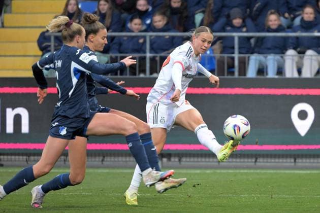 Klara Buehl FC Bayern Muenchen, 17 in a duel with Franziska Harsch TSG 1899 Hoffenheim, 17 and Vanessa Diehm TSG 1899 Hoffenheim, 06 GER, TSG 1899 Hoffenheim vs FC Bayern Muenchen , Football, Google Pixel Womens Bundesliga, Season 2025 2026, 23 11 2025 DFB DFL regulations prohibit any use of photographs as image sequences and or quasi video GER, TSG 1899 Hoffenheim vs FC Bayern Muenchen , Fußball, Google Pixel Frauen Bundesliga, Saison 2025 2026, 23 11 2025 Hoffenheim Copyright: xEibner-Pressefoto TobiasxBaurx EP_TBR