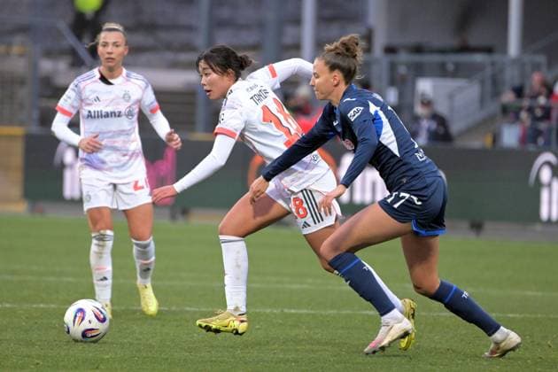Momoko Tanikawa FC Bayern Muenchen, 18 in duel with Franziska Harsch TSG 1899 Hoffenheim, 17 GER, TSG 1899 Hoffenheim vs FC Bayern Muenchen , Football, Google Pixel Frauen Bundesliga, Saison 2025 2026, 23 11 2025 DFB DFL regulations prohibit any use of photographs as image sequences and or quasi video GER, TSG 1899 Hoffenheim vs FC Bayern Muenchen , Football, Google Pixel Frauen Bundesliga, Saison 2025 2026, 23 11 2025 Hoffenheim Copyright: xEibner-Pressefoto TobiasxBaurx EP_TBR