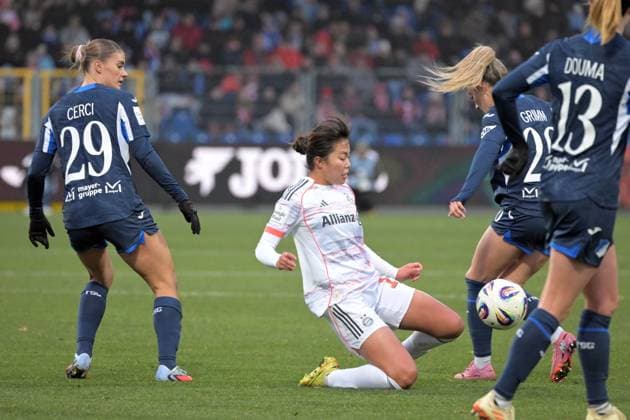 Momoko Tanikawa FC Bayern Muenchen, 18 in a duel with Selina Cerci TSG 1899 Hoffenheim, 29 and Janna Grimm TSG 1899 Hoffenheim, 26 GER, TSG 1899 Hoffenheim vs FC Bayern Muenchen , Football, Google Pixel Womens Bundesliga, Season 2025 2026, 23 11 2025 DFB DFL regulations prohibit any use of photographs as image sequences and or quasi video GER, TSG 1899 Hoffenheim vs FC Bayern Muenchen , Fußball, Google Pixel Frauen Bundesliga, Saison 2025 2026, 23 11 2025 Hoffenheim Copyright: xEibner-Pressefoto TobiasxBaurx EP_TBR